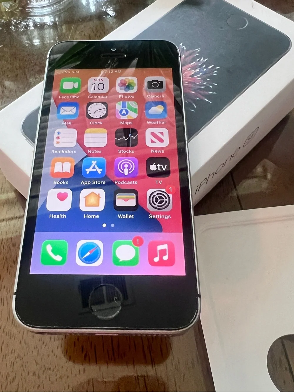 iPhone SE 1st Gen (2015-2017) 32GB PRISTINE OPEN BOX COLLECTORS BUNDLE